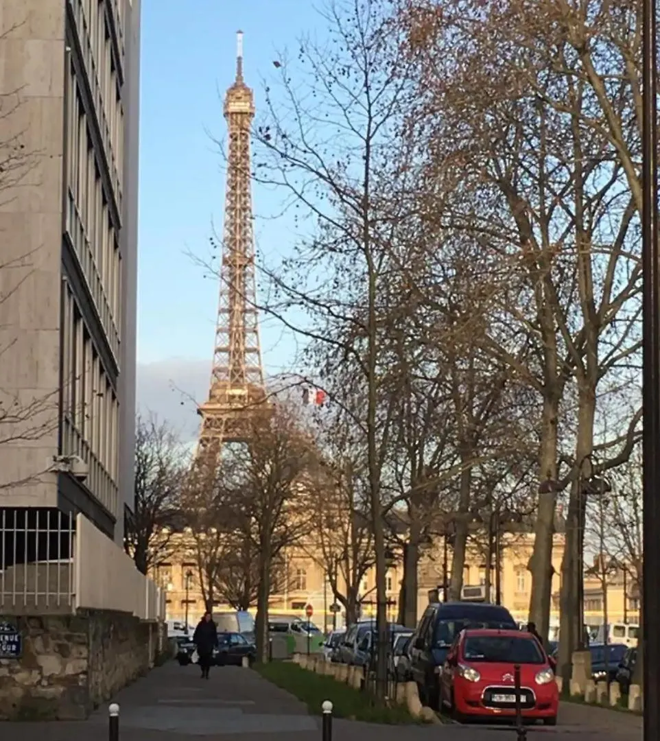 Studio Pour Deux Face A La Tour Eiffel contacts